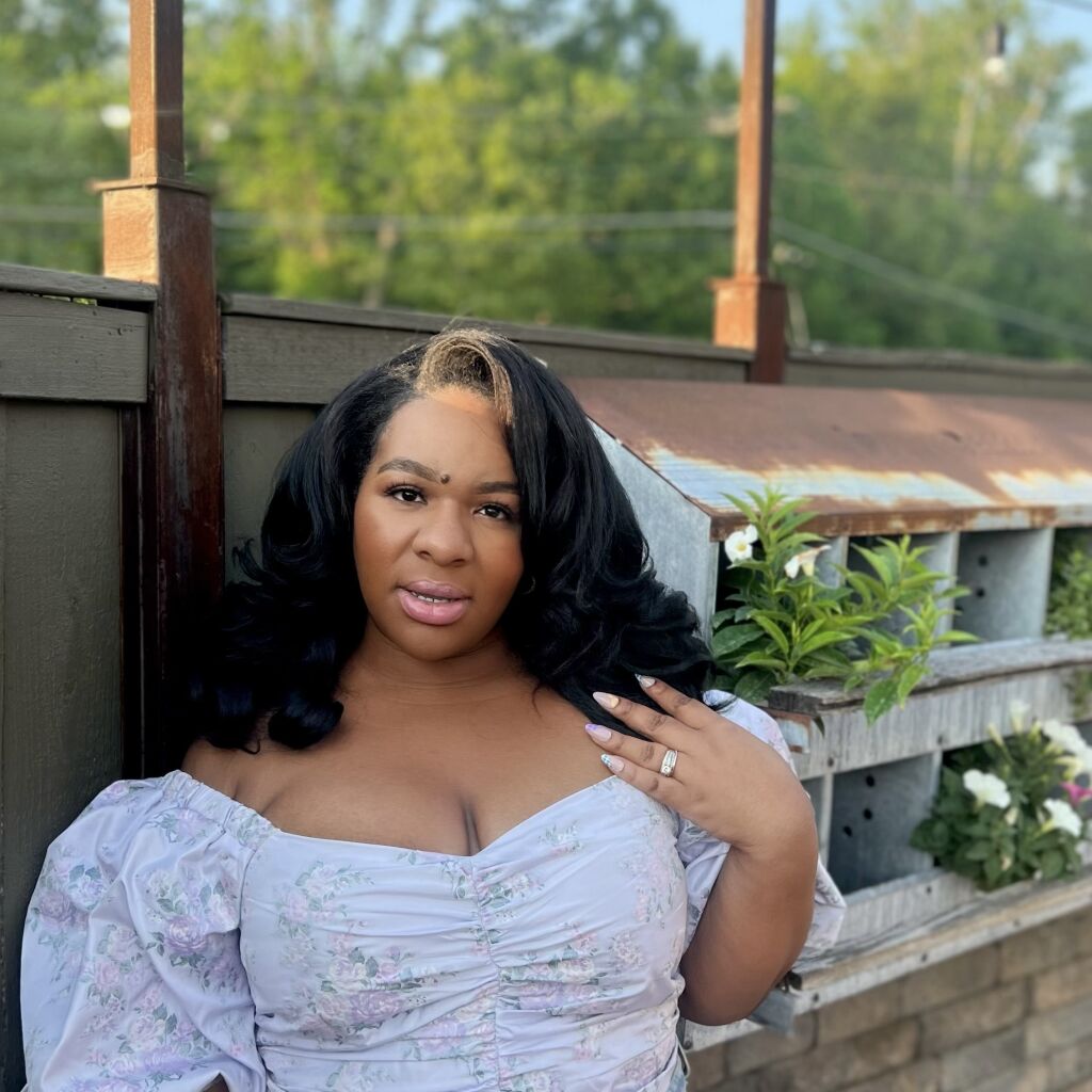 NickiStylesHerCurves