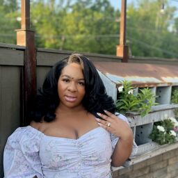 NickiStylesHerCurves